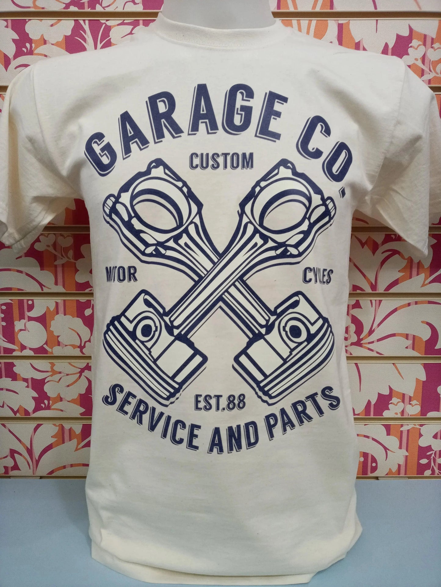 T-shirt streetwear bianca in cotone con stampa blu pistoni incrociati e scritte Garage Co. urban
