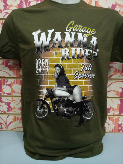 T-shirt streetwear verde militare con stampa urban, donna vintage su moto davanti a muro giallo, stile street style.