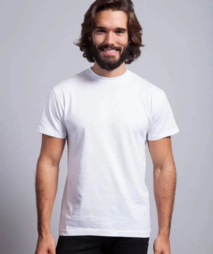 Uomo con t-shirt bianca in cotone, stile streetwear urban, fondo neutro, look casual.