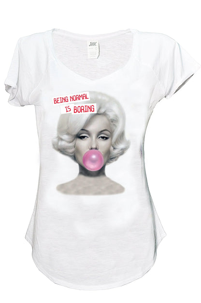 T-shirt donna bianca in cotone fiammato, stampa streetwear urban con volto femminile che mastica chewing gum rosa e scritta Being normal is boring.