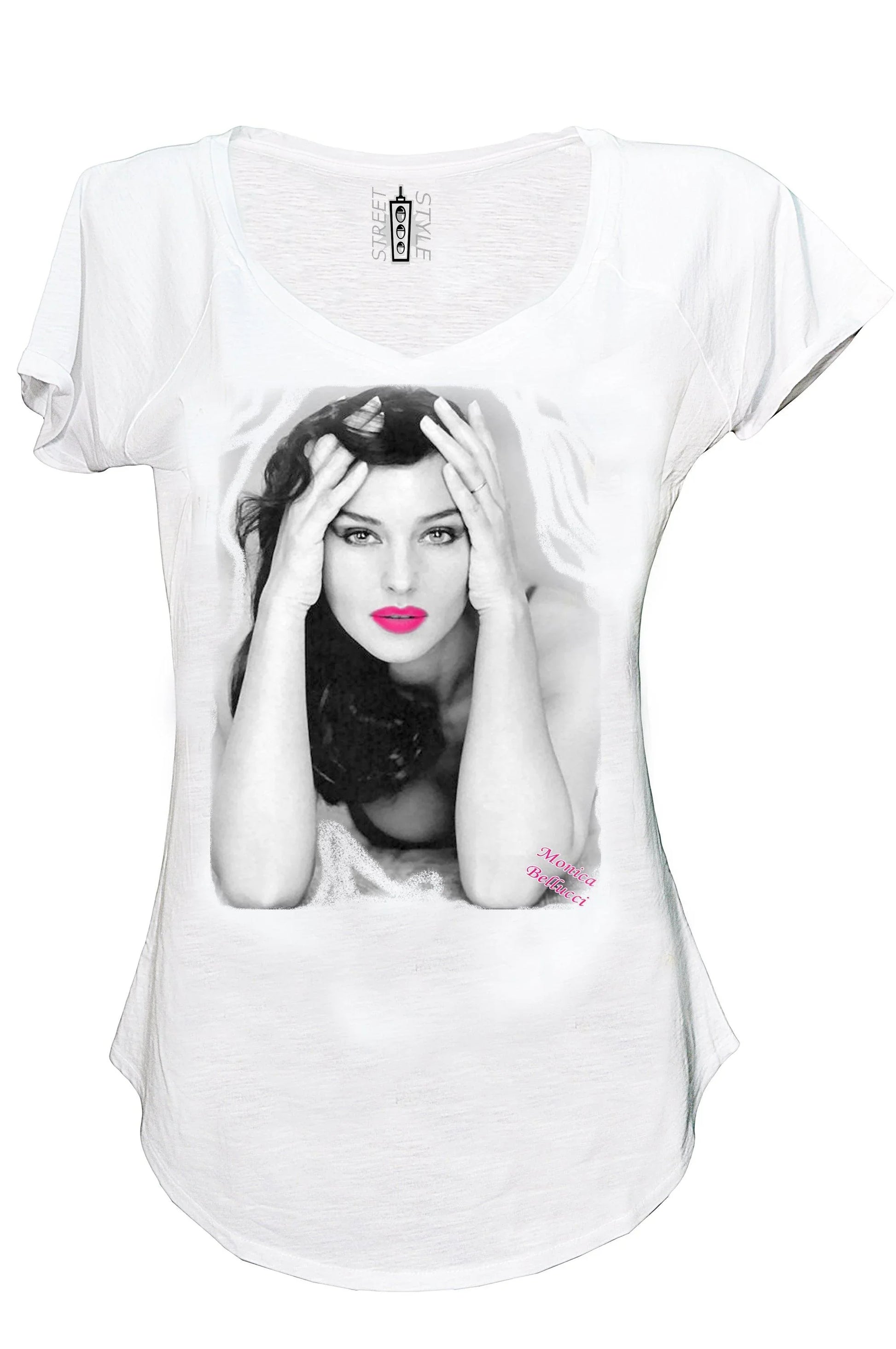 T-shirt donna bianca in cotone fiammato, stile urban streetwear, stampa fotografica in bianco e nero con dettagli rosa sulle labbra e scritta; materiale leggero e taglio moderno.