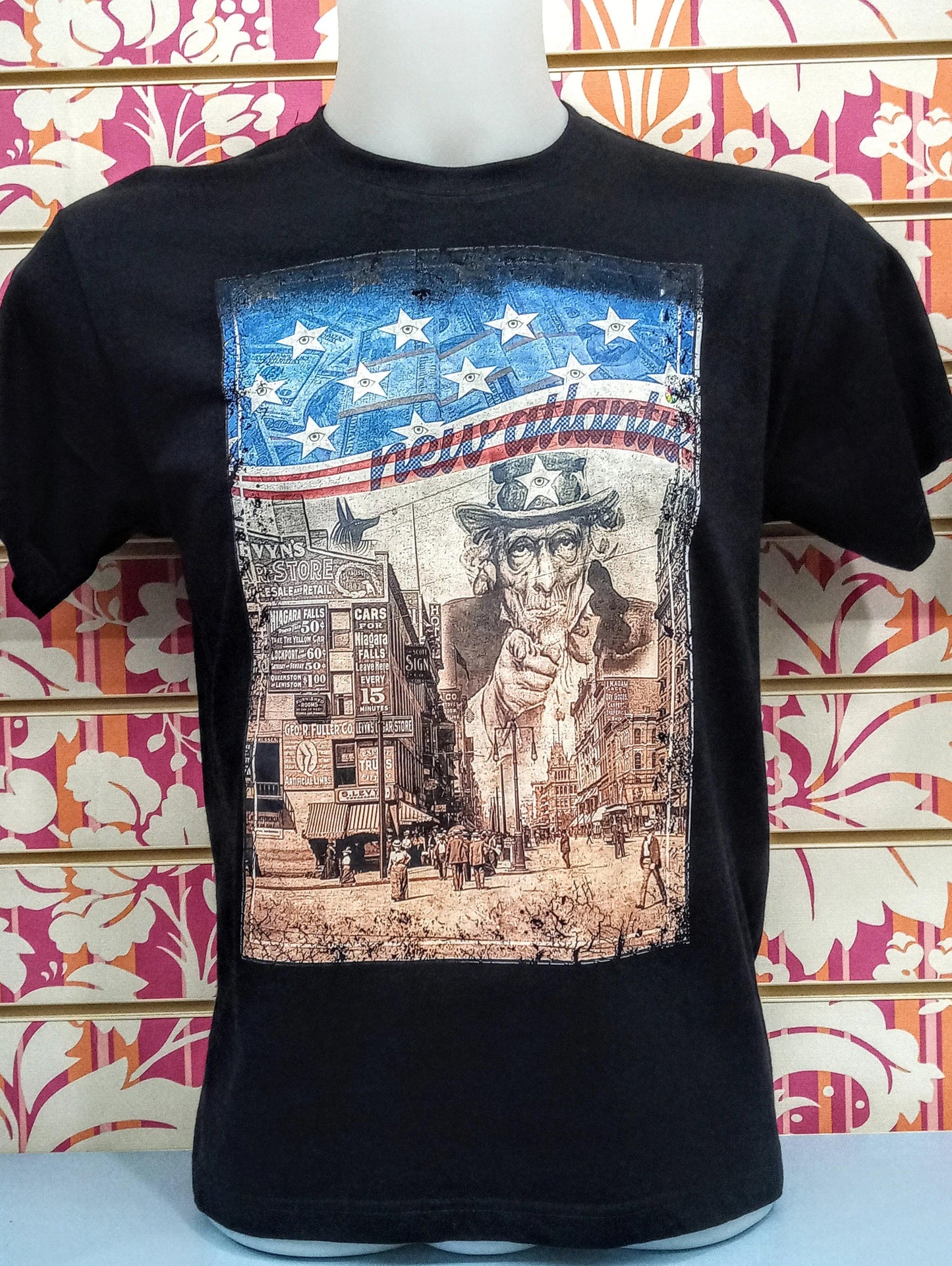 T-shirt uomo nera in cotone stile streetwear con stampa vintage urbana multicolore e dettagli blu e beige.