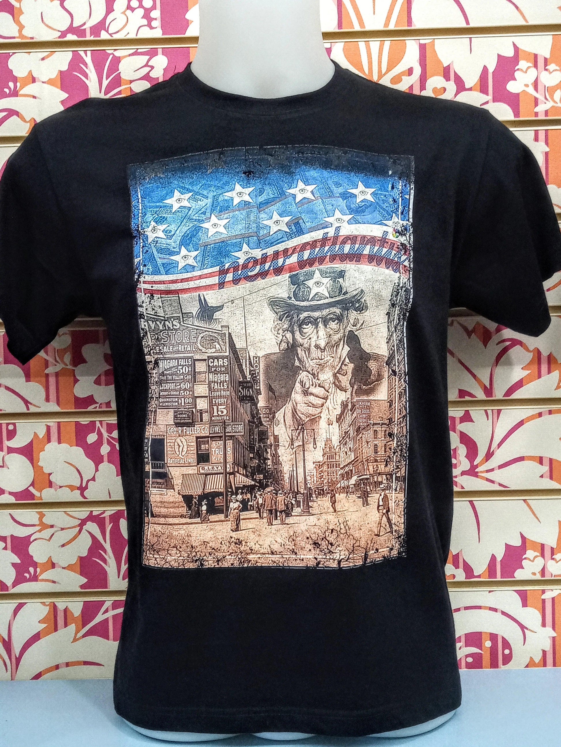 T-shirt uomo nera in cotone stile streetwear con stampa vintage urbana multicolore e dettagli blu e beige.