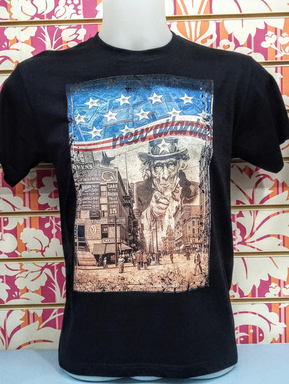 T-shirt uomo nera in cotone stile streetwear con stampa vintage urbana multicolore e dettagli blu e beige.