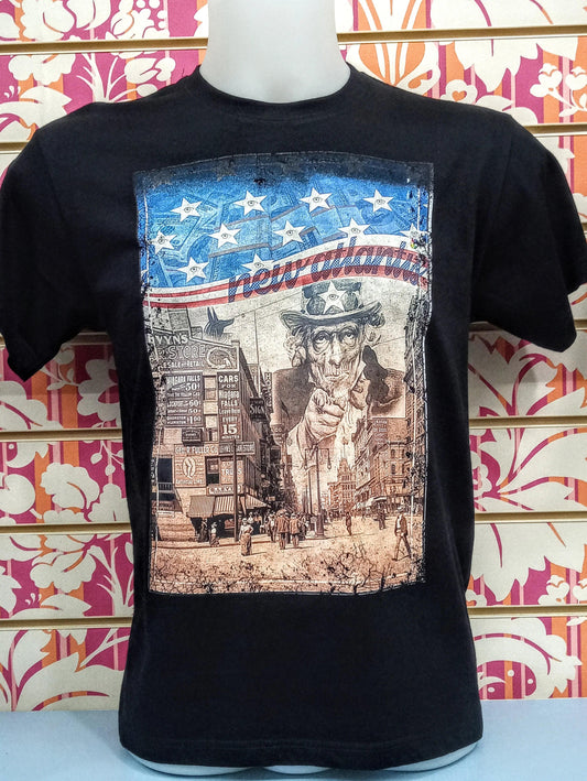 T-shirt uomo nera in cotone stile streetwear con stampa vintage urbana multicolore e dettagli blu e beige.