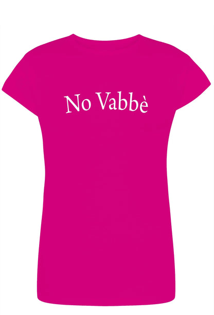 T-shirt donna streetwear in cotone pettinato fucsia con scritta No Vabbè bianca.