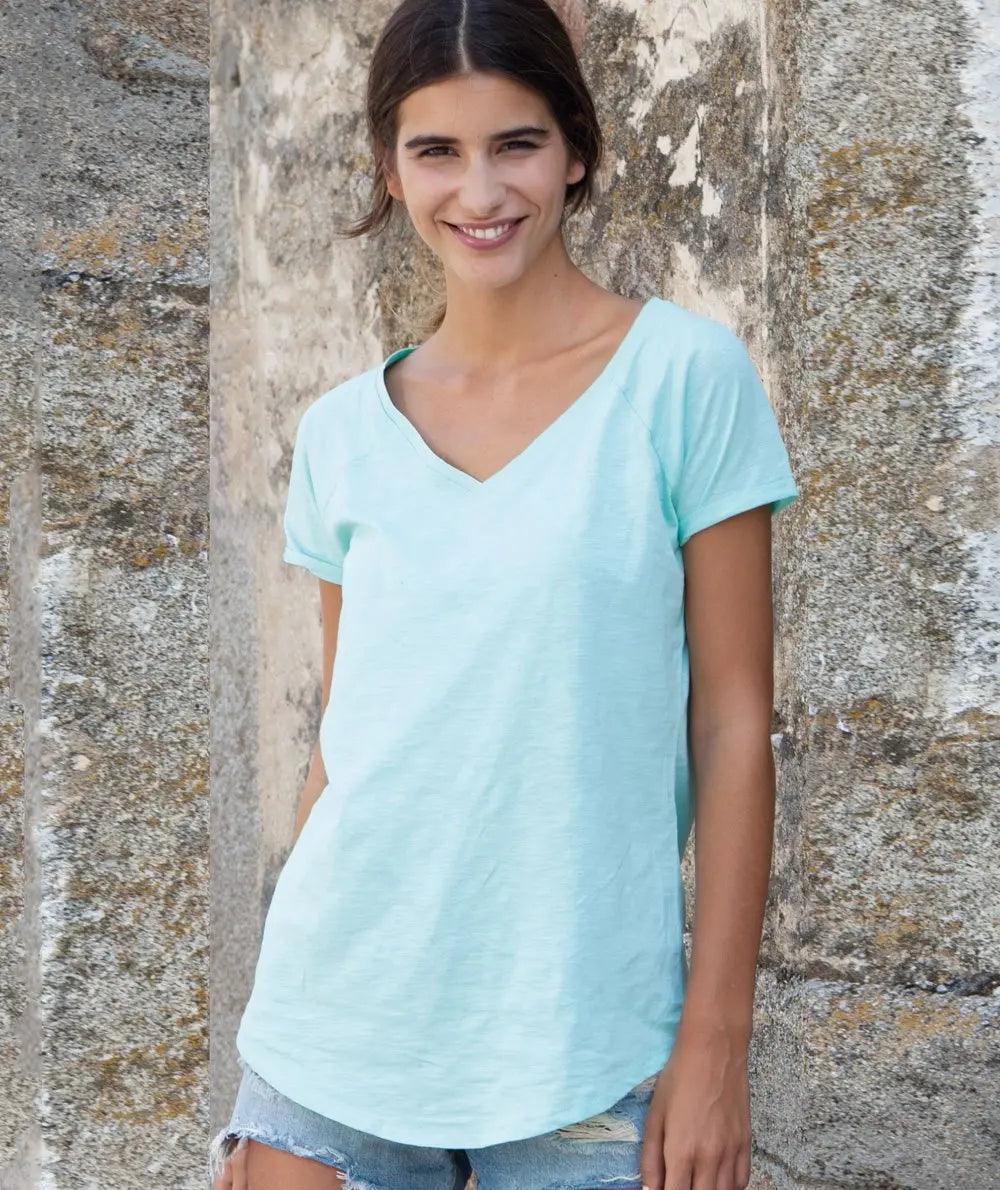 Donna con t-shirt azzurra in cotone effetto slavato e shorts jeans, stile streetwear urban