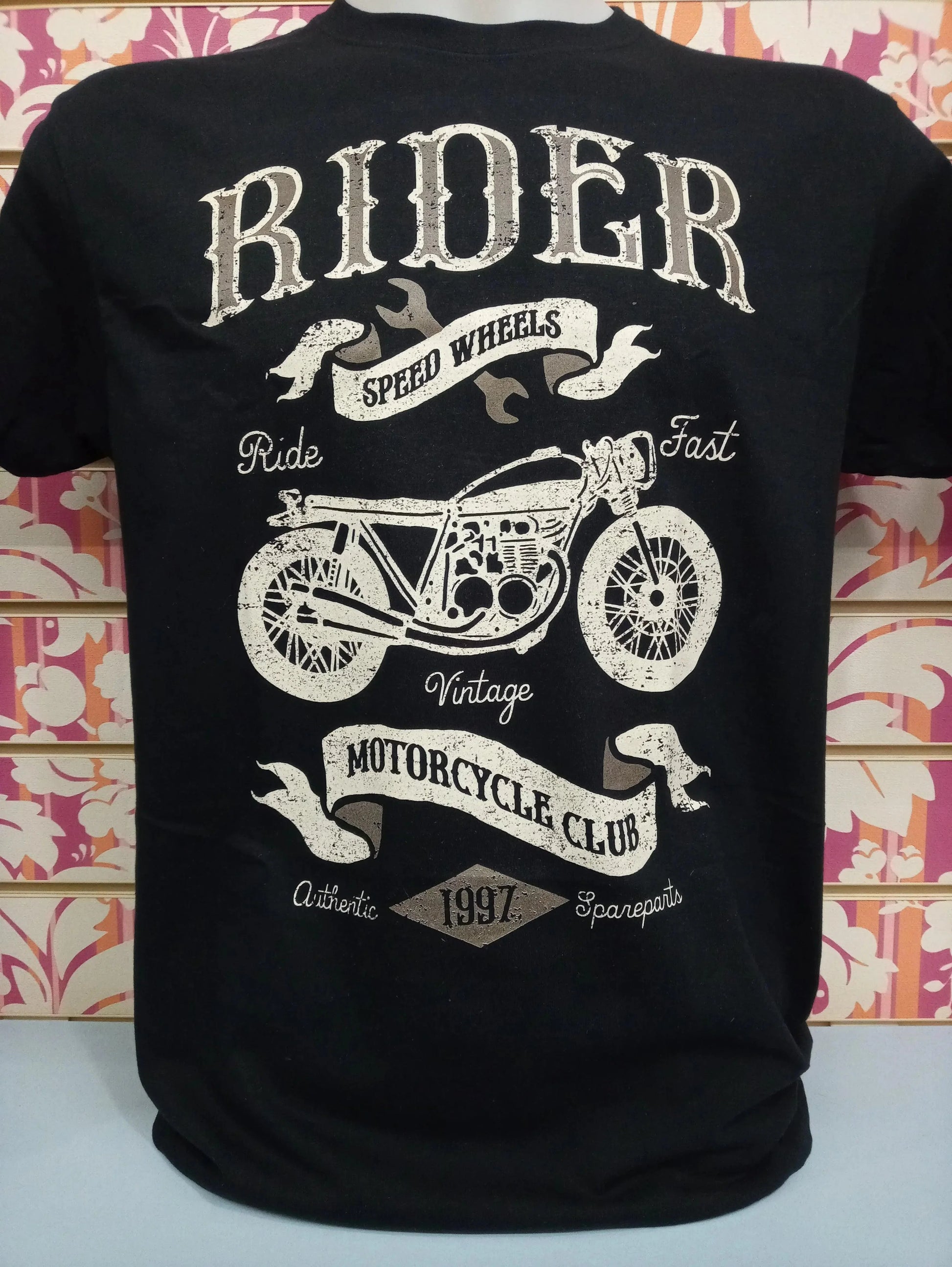 Maglietta streetwear nera da uomo con stampa vintage moto, decorazioni bianche stile urban.