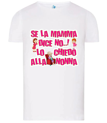 T-shirt bianca slim fit streetwear con stampa fumetto e testo rosa "Se la mamma dice no lo chiedo alla nonna".