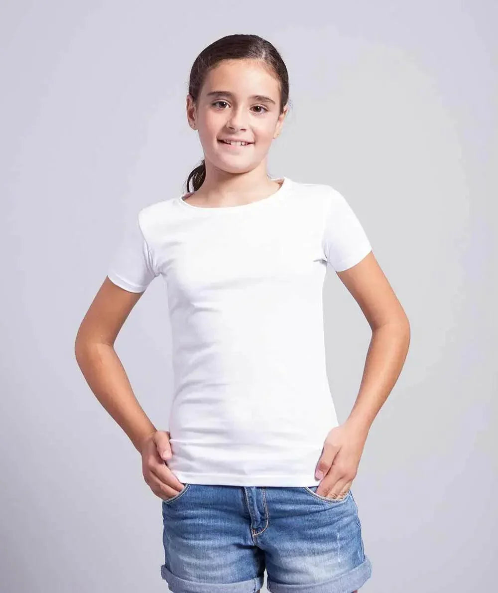 Ragazza con t-shirt bianca slim fit in cotone e shorts di jeans, stile streetwear urban.