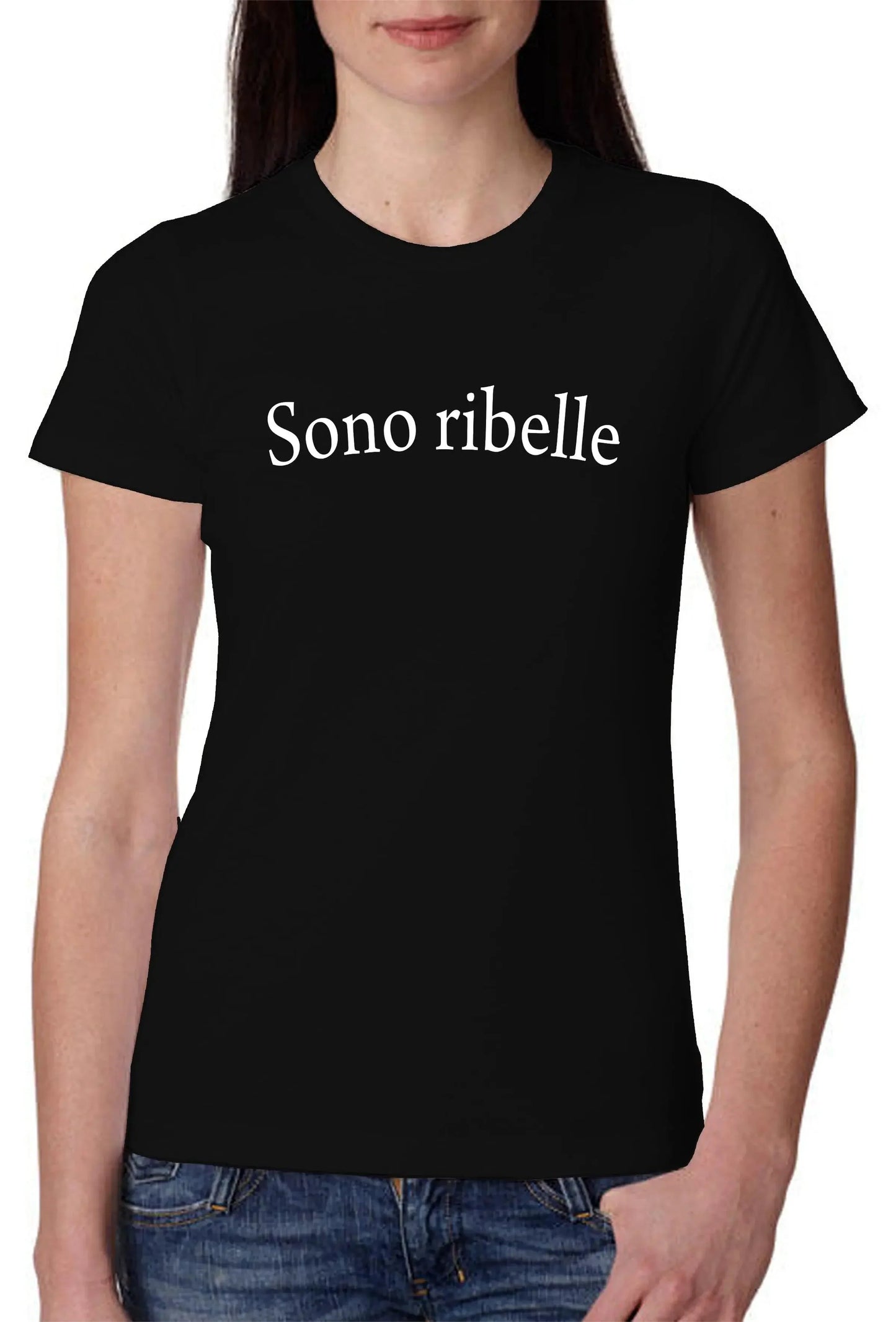 T-shirt donna streetwear nera in cotone con scritta bianca Sono ribelle, stile urban