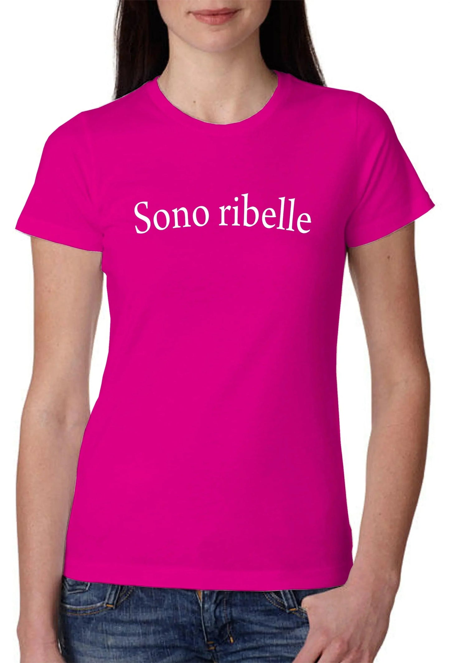 T-shirt donna streetwear rosa fucsia in cotone pettinato con scritta 'Sono ribelle', stile urban