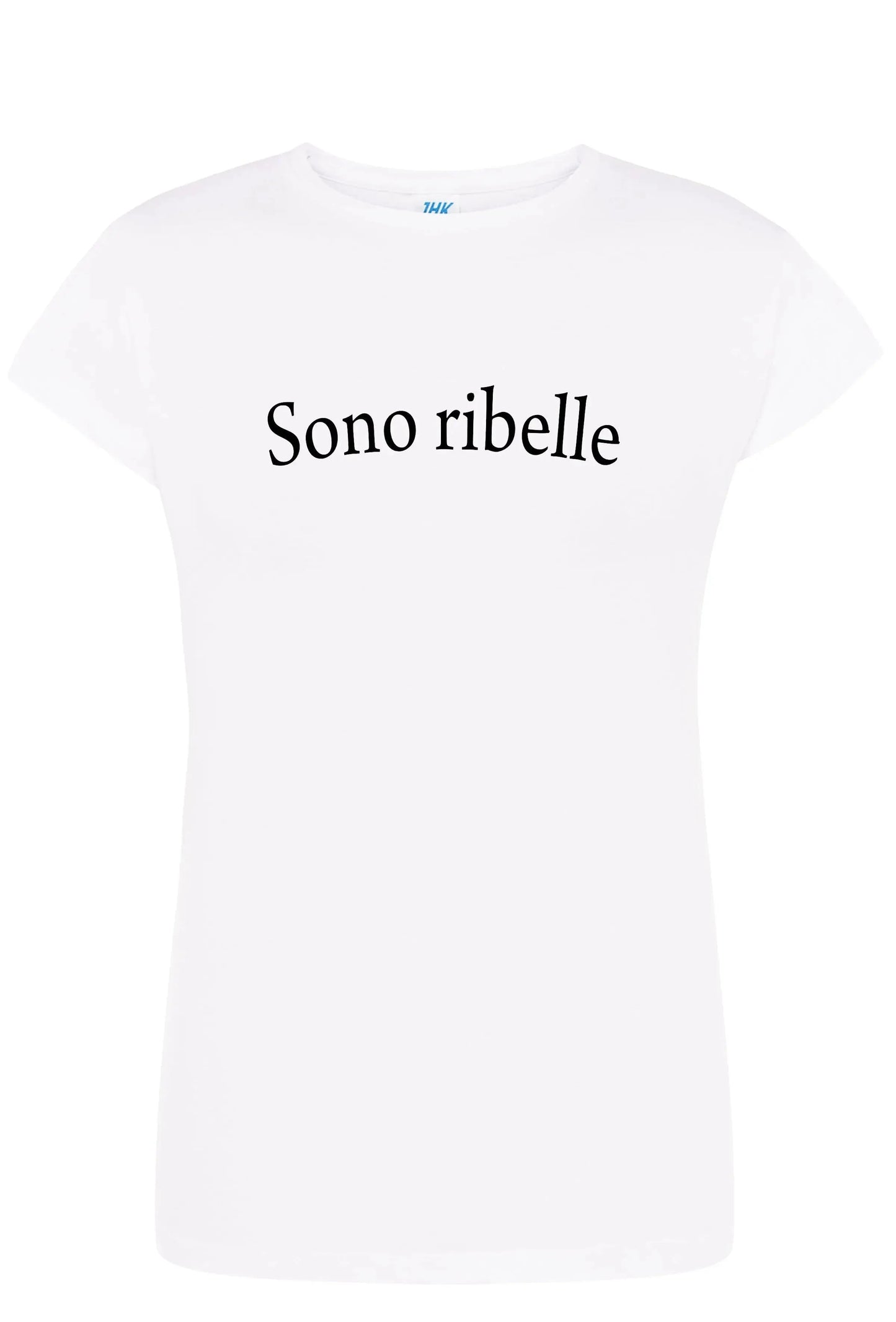 T-shirt donna bianca in cotone pettinato con scritta nera 'Sono ribelle', stile streetwear urban.