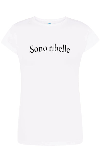 T-shirt donna bianca in cotone pettinato con scritta nera 'Sono ribelle', stile streetwear urban.