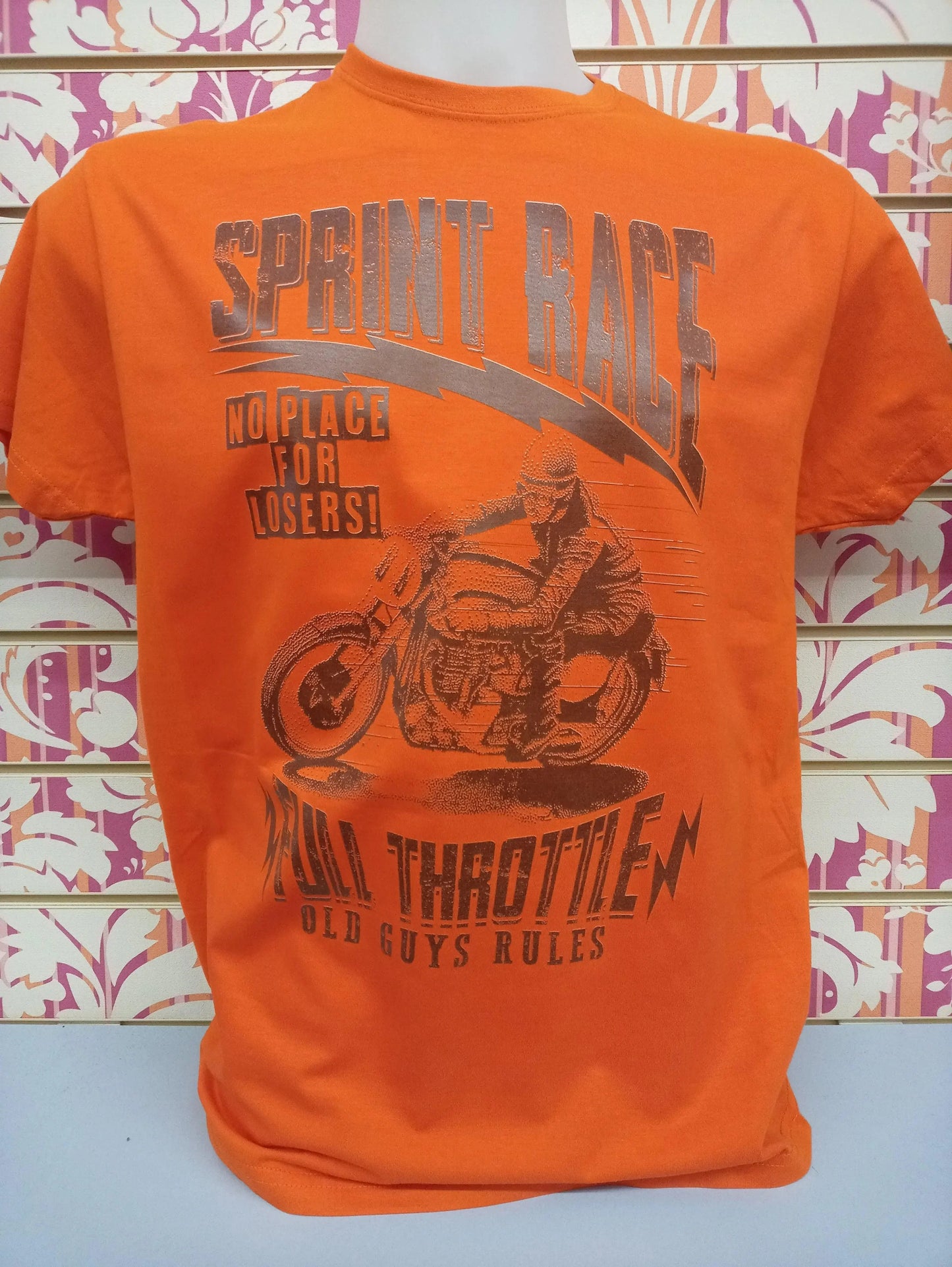 T-shirt streetwear arancione in cotone con stampa motociclista e scritte Sprint Race, stile urban casual.