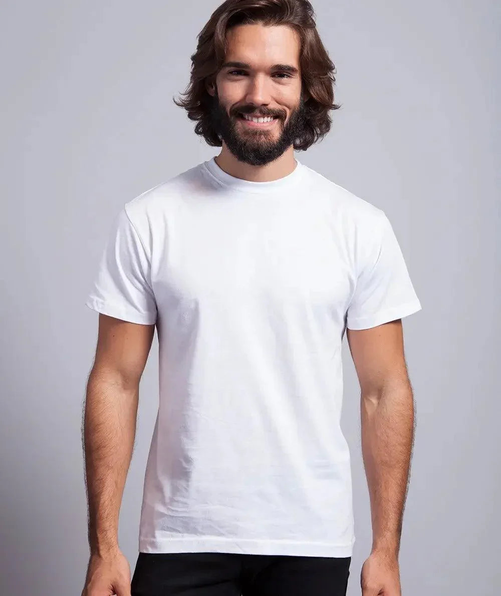 Uomo con t-shirt bianca in cotone, stile streetwear minimalista su sfondo neutro