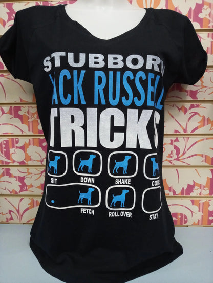 T-shirt donna streetwear nera con stampa grafica e scritte bianche e blu in stile urban.