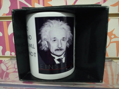 Tazza mug bianca stile streetwear con ritratto di Einstein in bianco e nero, confezionata in scatola.