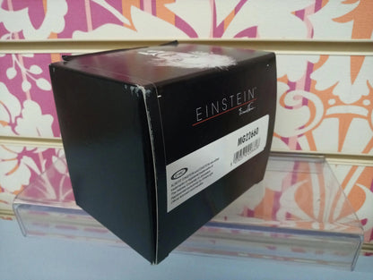 Scatola nera per tazza mug street style Einstein, confezione moderna su sfondo colorato urban