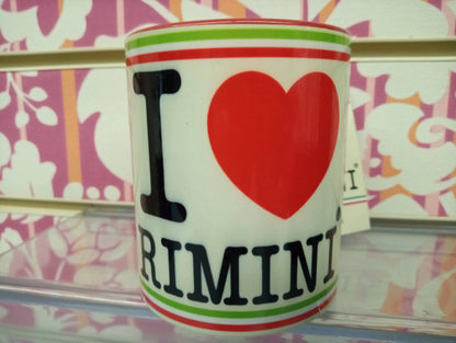 Tazza mug streetwear bianca con scritta I love Rimini, cuore rosso, dettagli verdi e rossi, stile urban.