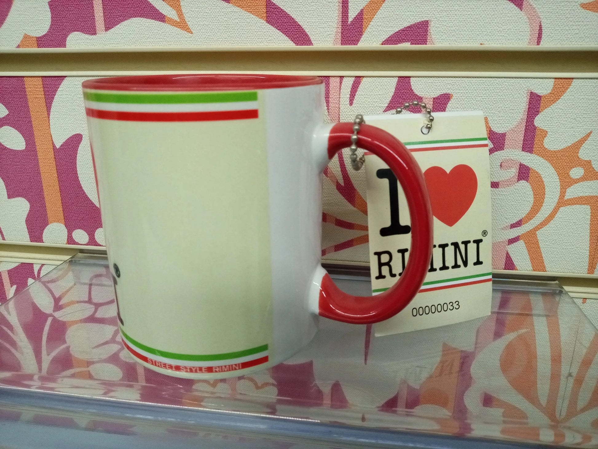 Tazza mug street style bianca con interno e manico rosso, dettaglio scritta I love Rimini, stile urban, ceramica.