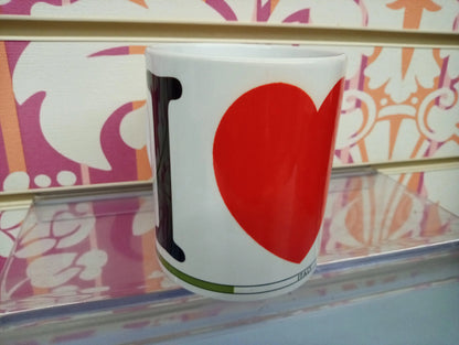 Tazza mug bianca in ceramica stile streetwear con grande cuore rosso, design urban