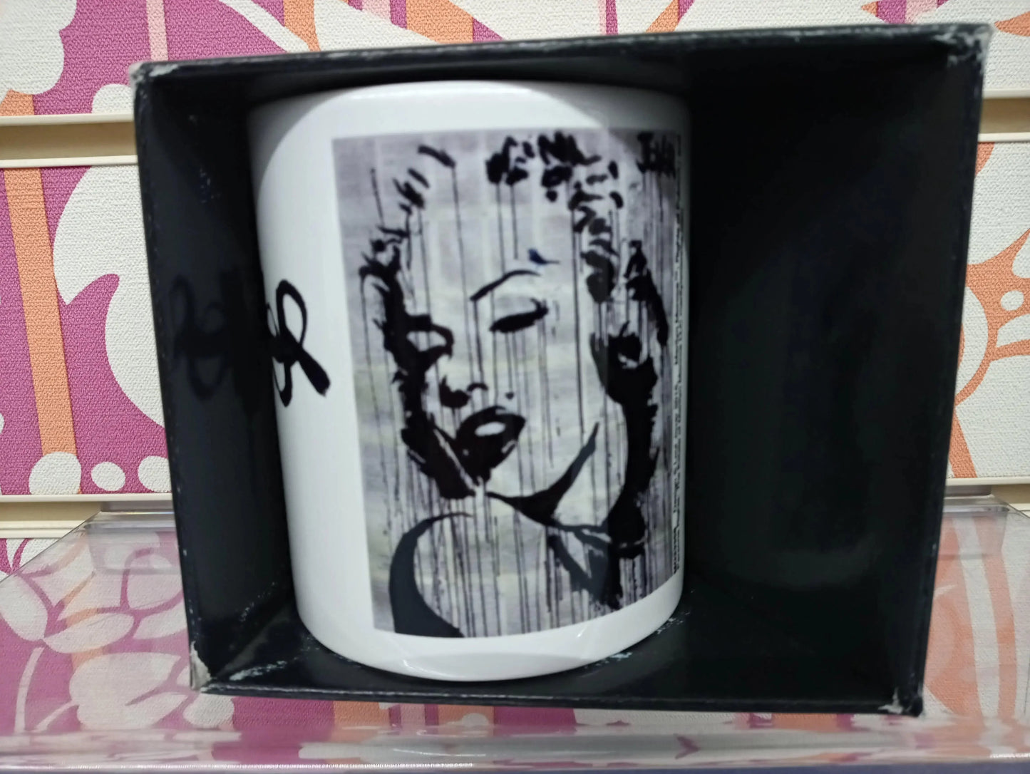Tazza mug bianca in ceramica con ritratto street style in bianco e nero, stile urban.