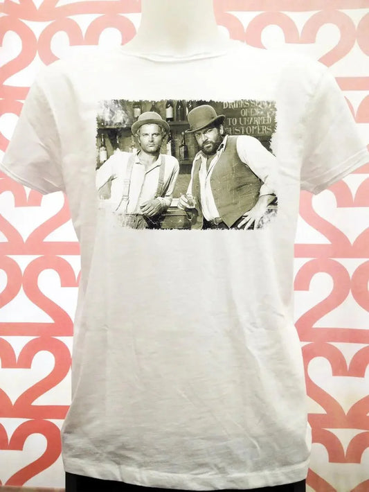 T-shirt streetwear uomo bianca in cotone con stampa vintage in bianco e nero di due uomini stile urban.