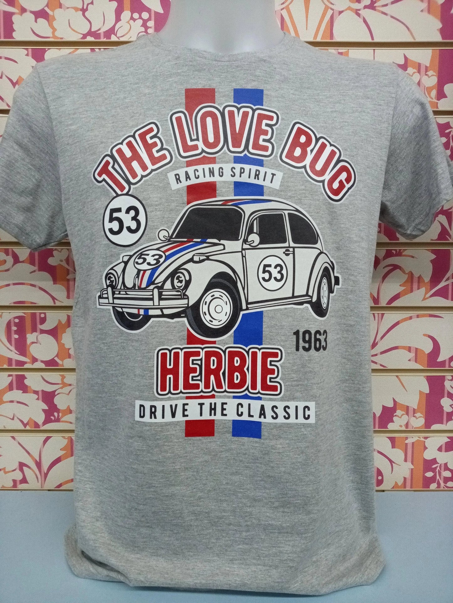 T-shirt streetwear grigia uomo in cotone con stampa Herbie, auto vintage e dettagli blu e rossi.