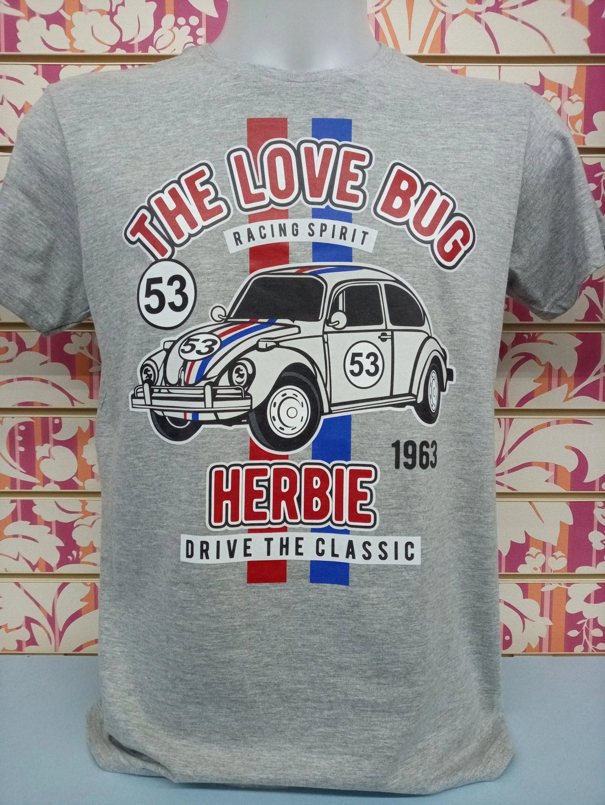 T-shirt streetwear grigia uomo in cotone con stampa Herbie, auto vintage e dettagli blu e rossi.