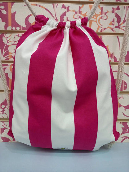 Zaino a sacca streetwear in tessuto con larghe righe fucsia e bianche, stile urban moderno.