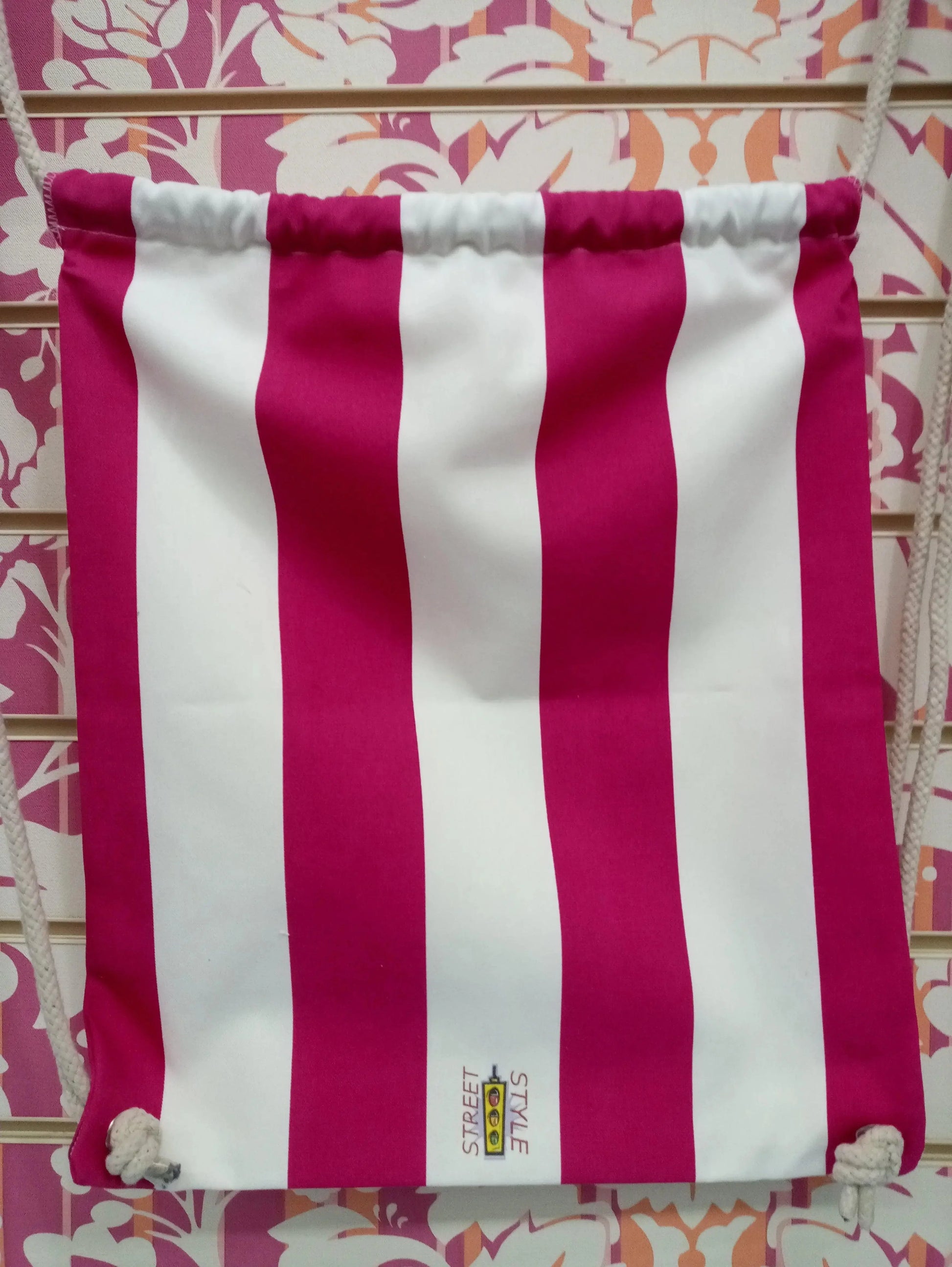 Zaino a sacca streetwear fucsia e bianco a righe, tessuto morbido, stile urban