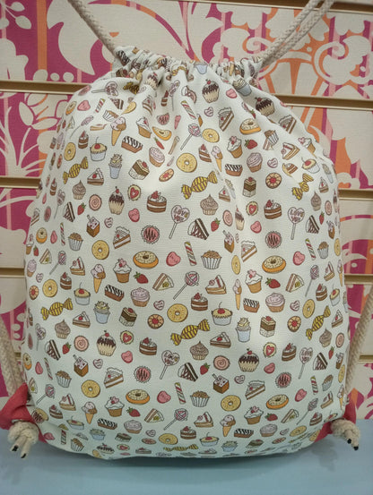 Zaino a sacca streetwear in tessuto bianco, fantasia dolciumi colorati, stile urban casual.