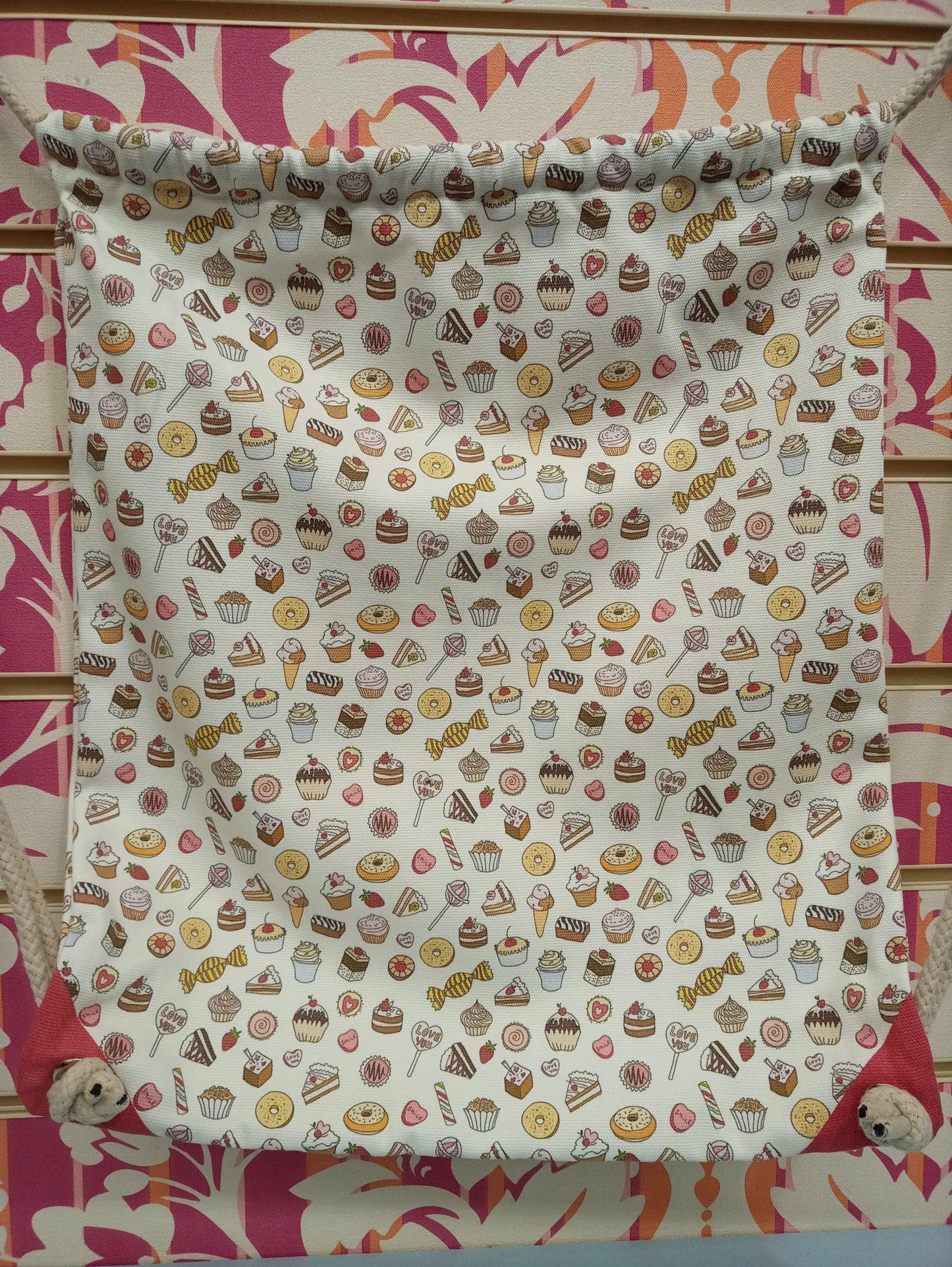 Zaino a sacca streetwear in tessuto bianco con fantasia dolci e caramelle, stile urban e artigianale.