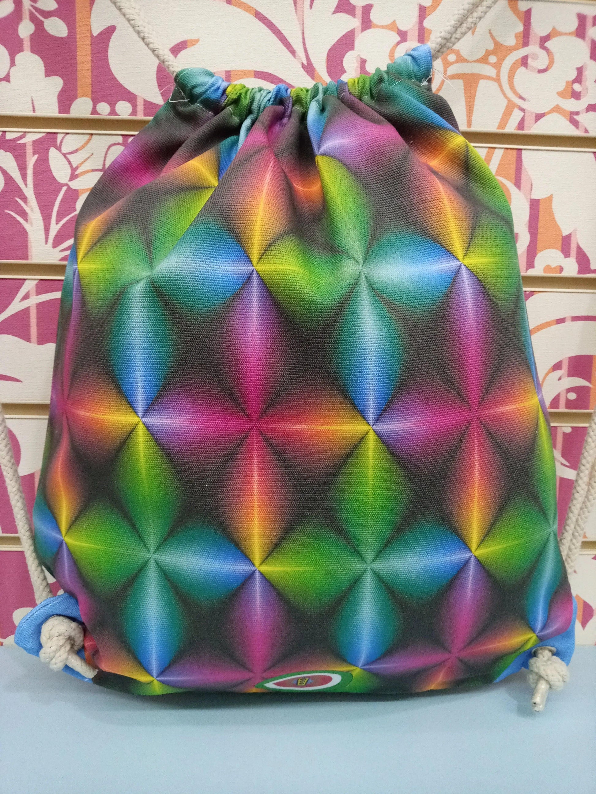 Zaino a sacca streetwear con fantasia 3D geometrica multicolore, tessuto resistente, stile urban.