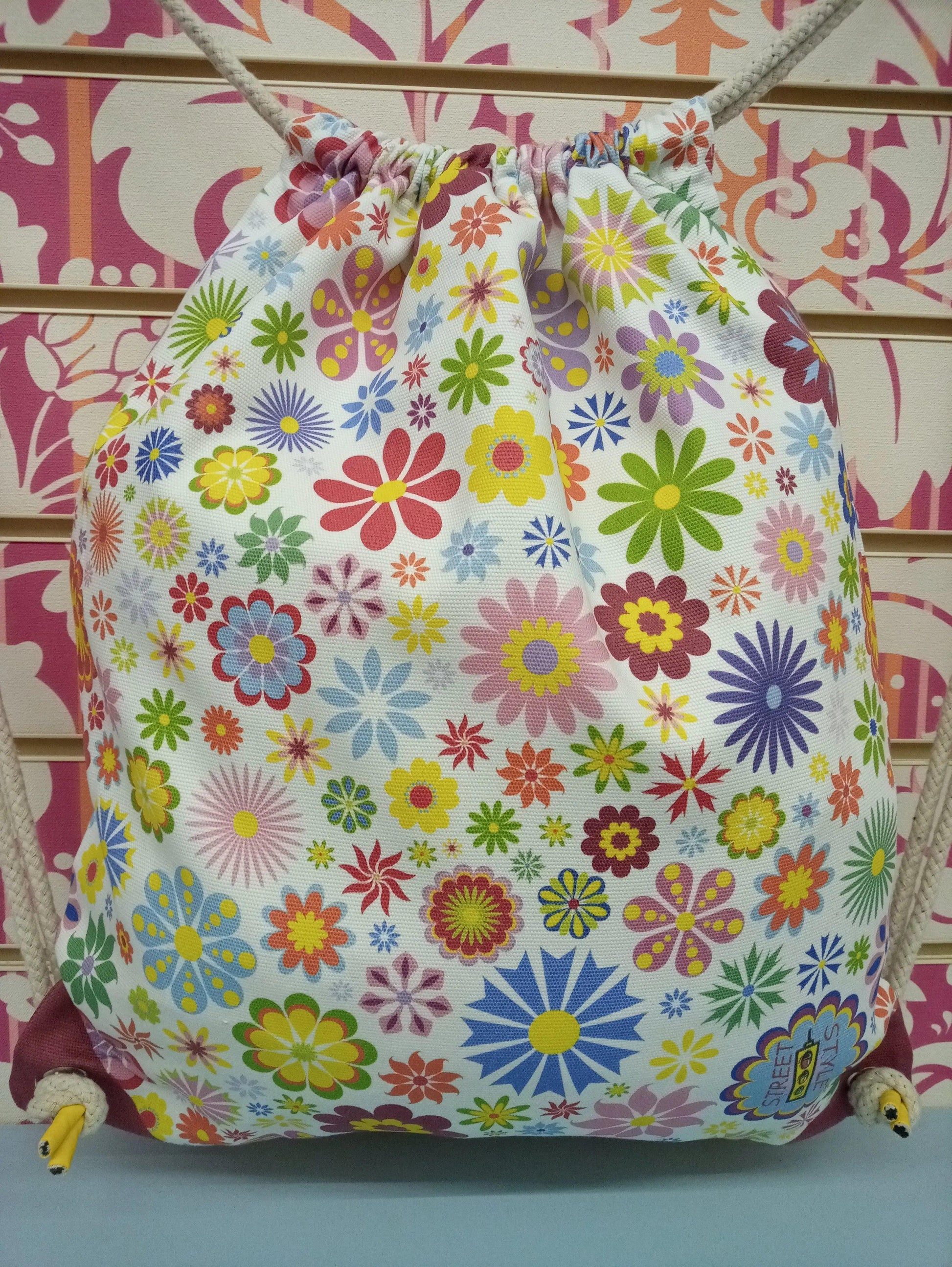 Zaino a sacca urban streetwear in tessuto bianco con stampa floreale multicolore vivace