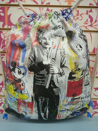 Zaino a sacca in tessuto con stampe colorate streetwear, dettagli pop art e corda bianca.