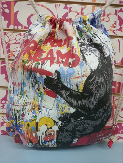 Zaino a sacca streetwear in tessuto bianco con stampa colorata di scimmia e graffiti urban.