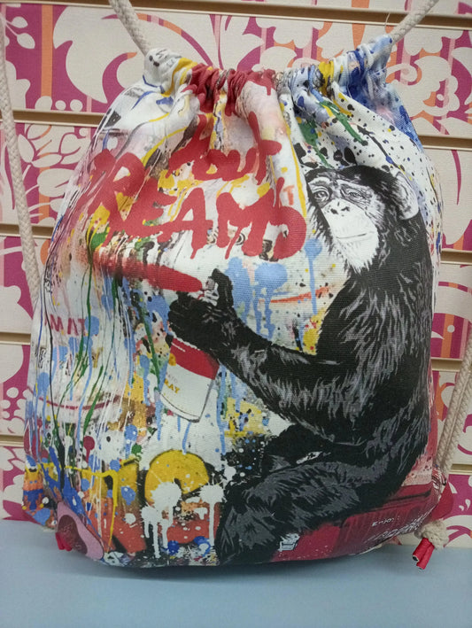 Zaino a sacca streetwear in tessuto bianco con stampa colorata di scimmia e graffiti urban.