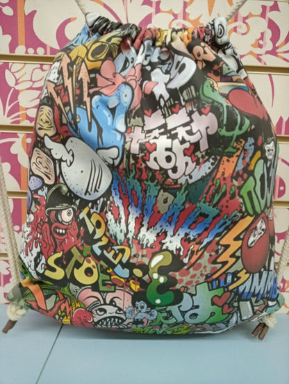 Zaino a sacca in tessuto, multicolore con stampa graffiti urban e streetwear, stile street style