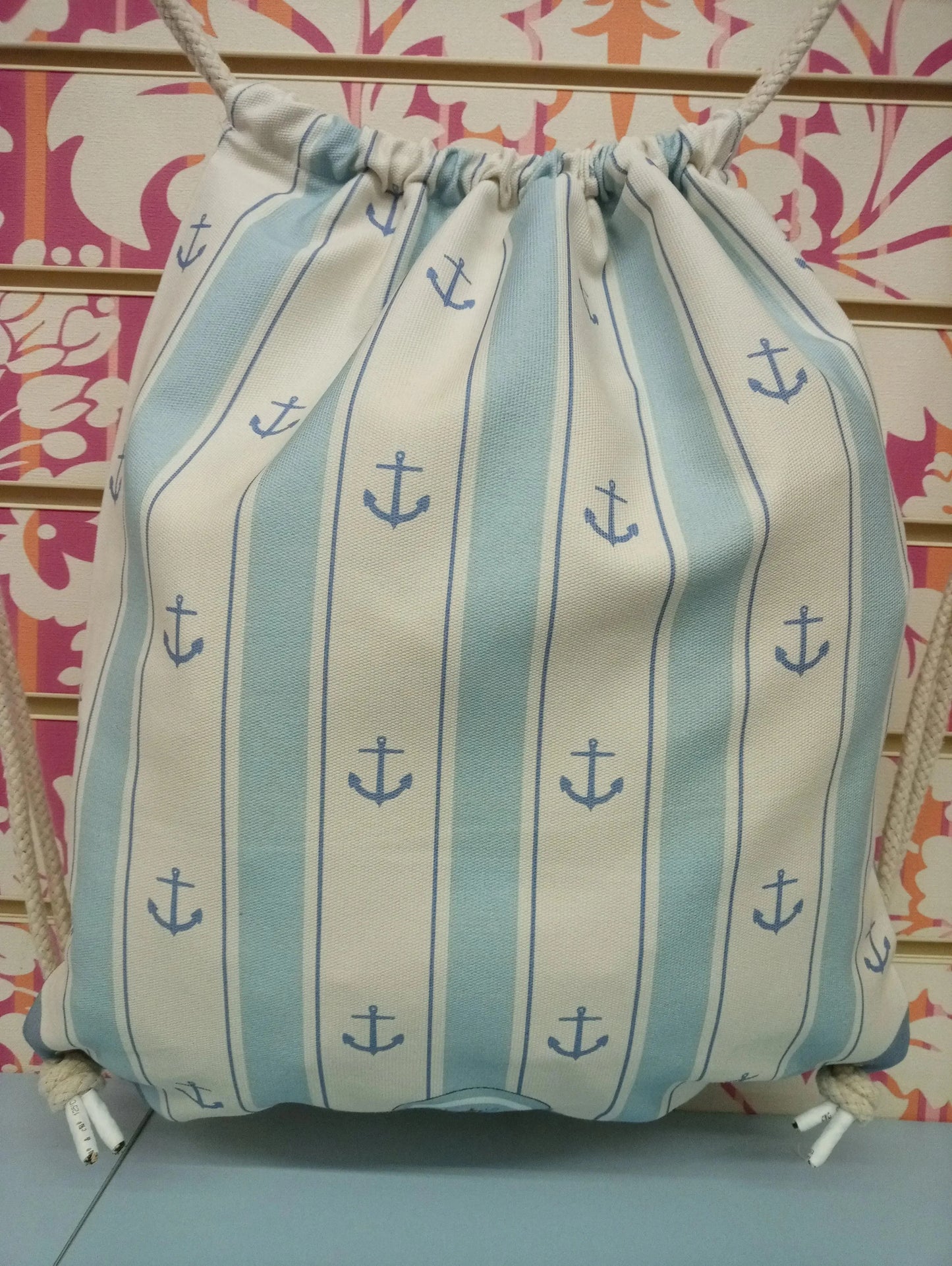 Zaino a sacca streetwear in tessuto bianco e azzurro con corda e motivo ancore, stile urban