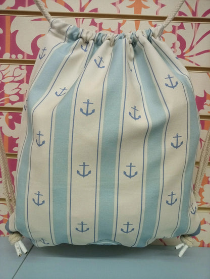 Zaino a sacca streetwear in tessuto bianco e azzurro con corda e motivo ancore, stile urban