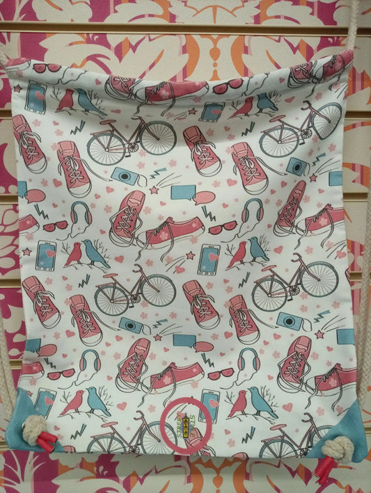 Zaino a sacca in tessuto bianco fantasia urban con scarpe, bici, cuffie e dettagli rosa blu
