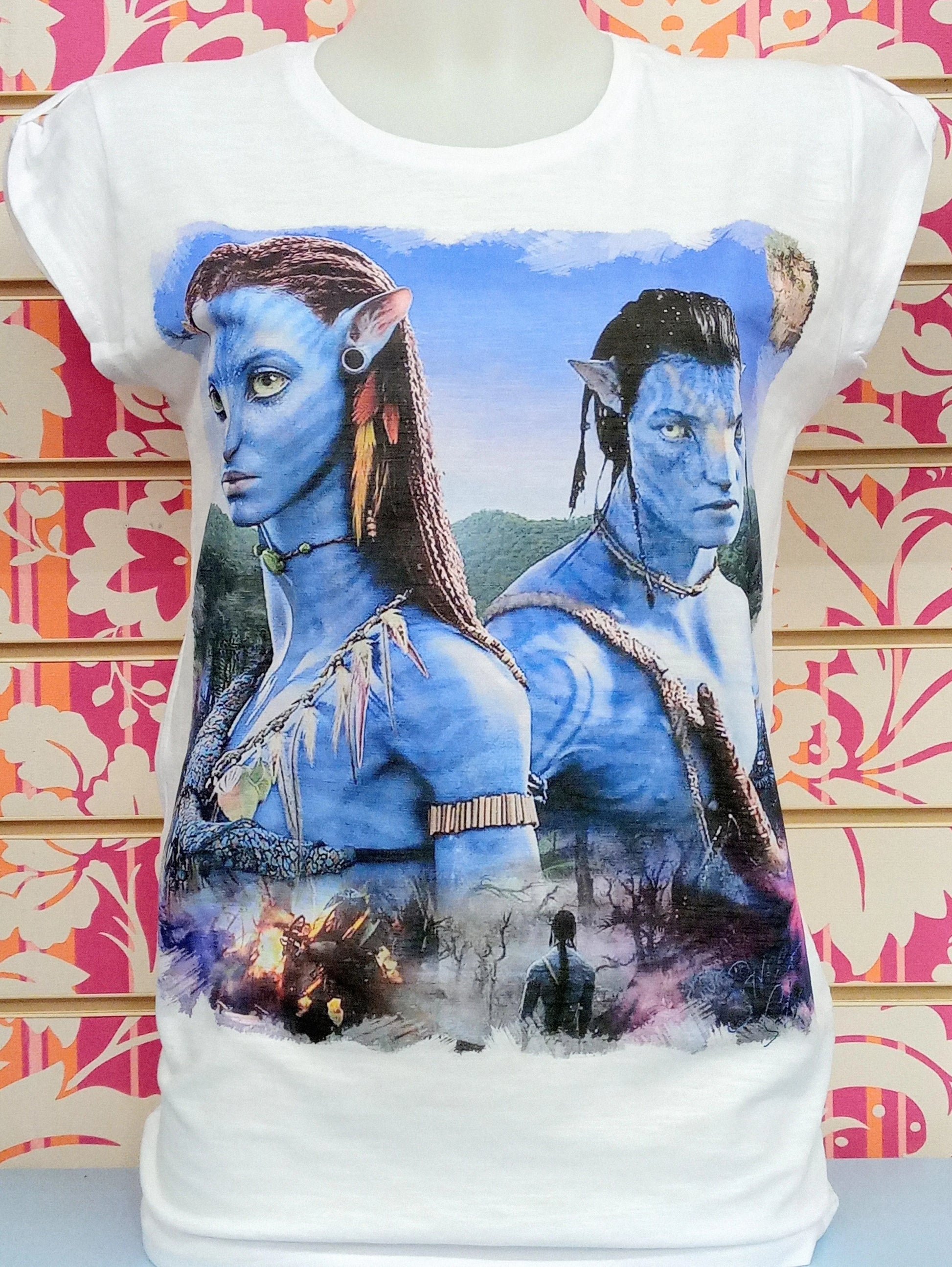 T-shirt bianca streetwear in cotone con stampa colorata di personaggi Avatar, stile urban