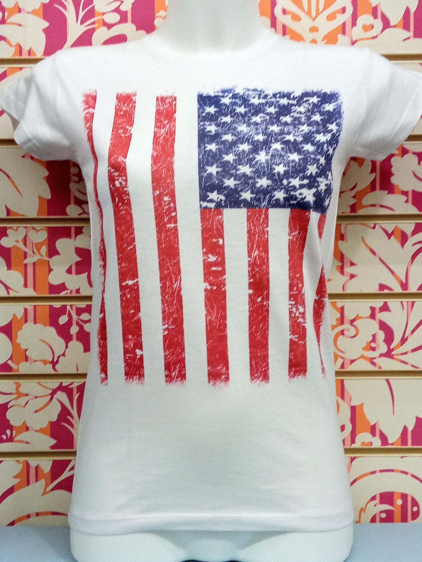 T-shirt bianca streetwear donna con stampa bandiera USA effetto consumato, stile urban moderno.