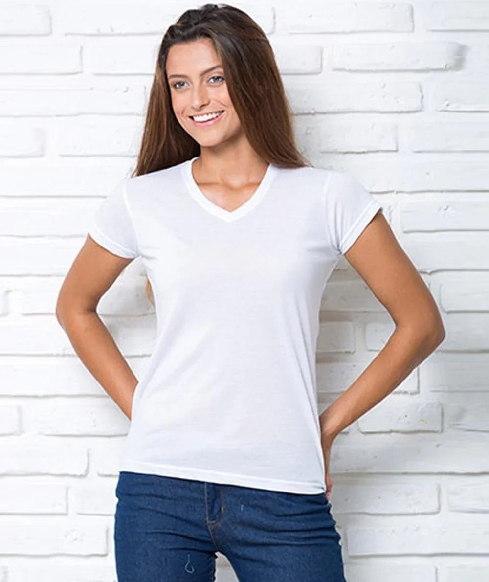Donna indossa t-shirt bianca in cotone dallo stile streetwear e jeans blu, posa su sfondo muro bianco