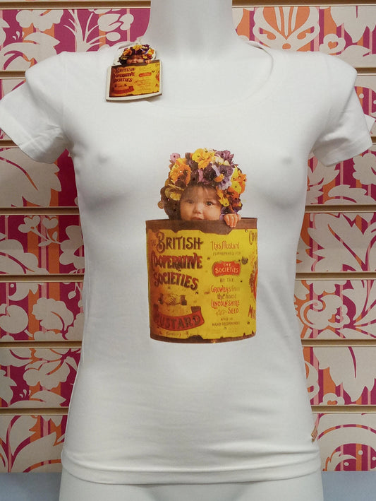 T-shirt donna bianca streetwear con stampa vintage colorata di bambino in barattolo giallo, stile urban.