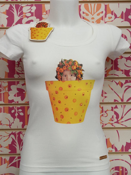 T-shirt donna streetwear bianca in cotone con stampa vaso giallo a pois e volto di bambina, stile urban.