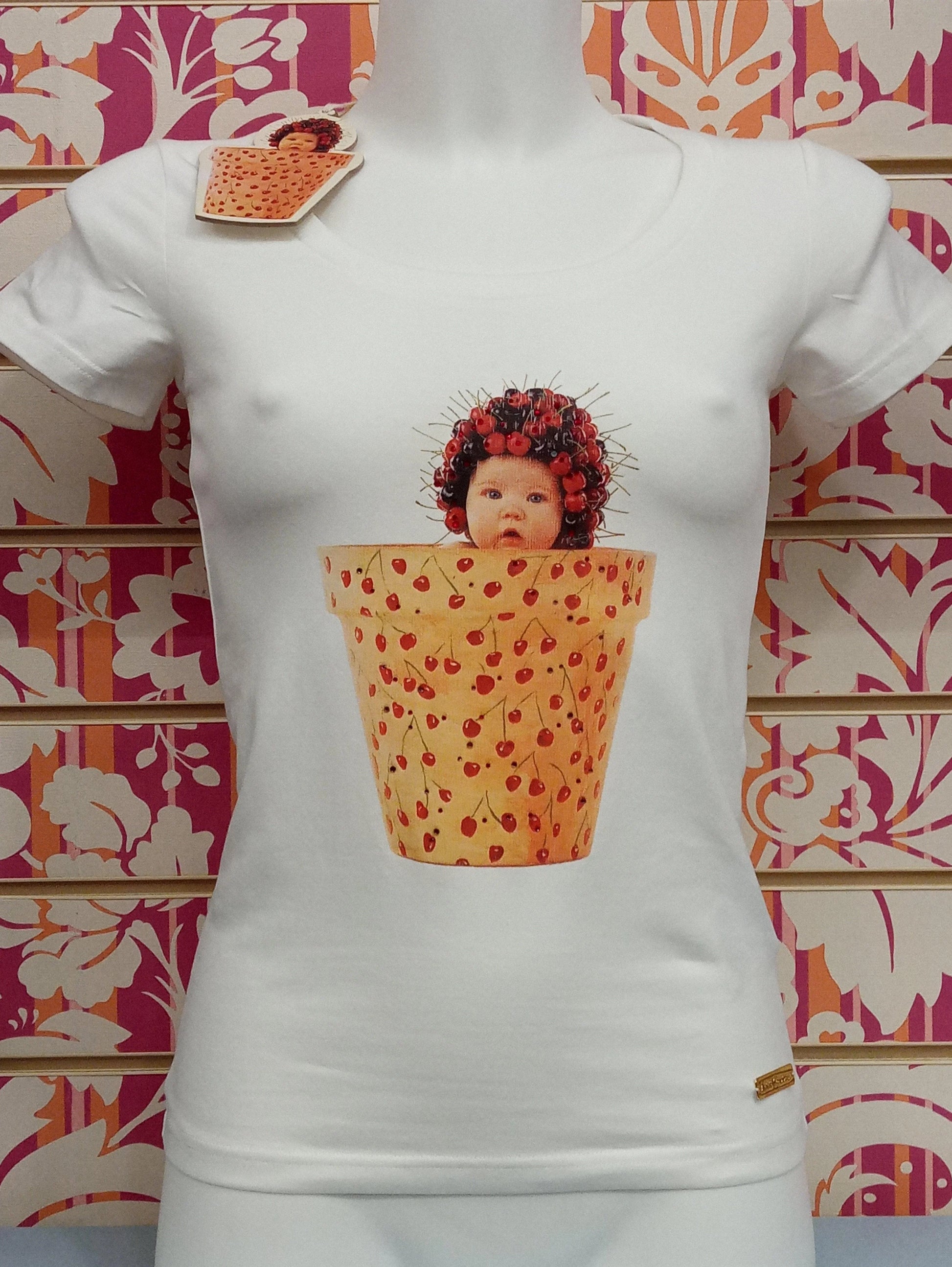 T-shirt donna bianca streetwear con stampa artistica di bimbo in vaso di ciliegie, cotone