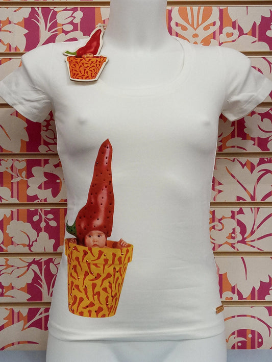T-shirt donna streetwear bianca con stampa colorata di vaso giallo e bambino con cappello peperoncino rosso, stile urban.